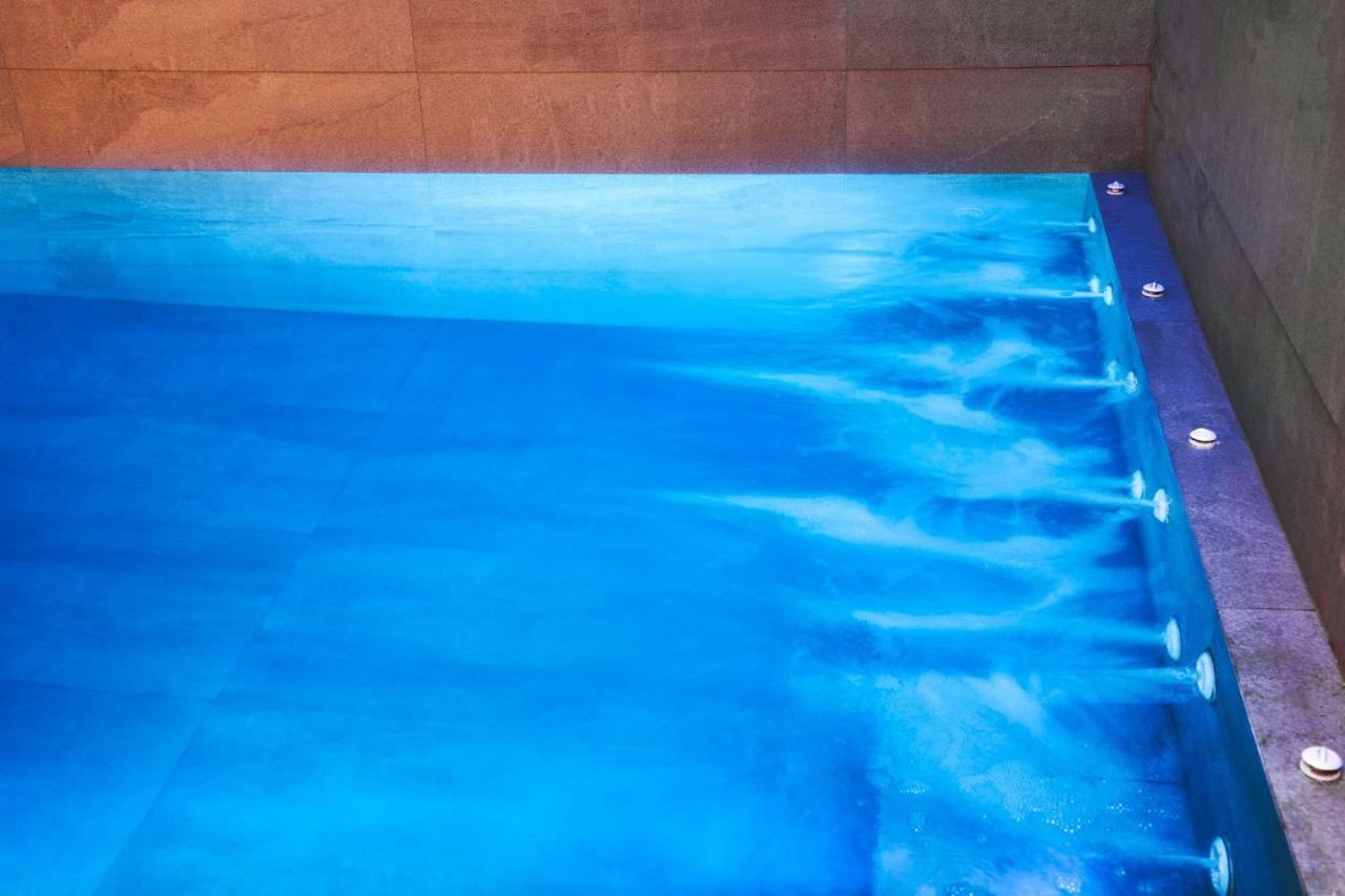 Uma Ray Suites Фира Екстериор снимка